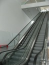 Les escalators au niveau 0 pour accéder au porte-à-faux